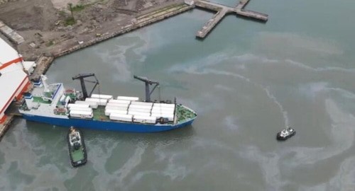 Разлив нефти в порту Туапсе. Фото: пресс-служба ГУ МЧС по Краснодарскому краю. 