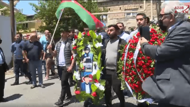 Похороны журналиста Магеррама Ибрагимова в Азербайджане. 5 июня 2021 года. Стоп-кадр видео https://video.azertag.az/ru/site/video/118887