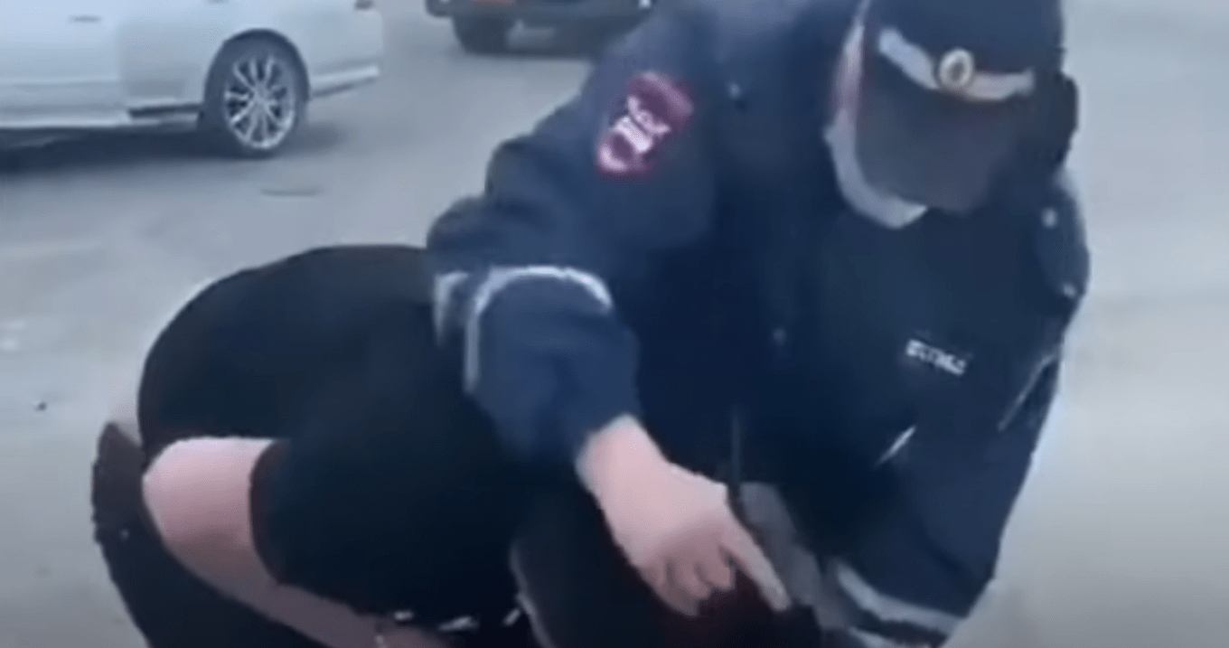 Полицейский задерживает Векила Абдуллаева. Стоп-кадр видео https://youtu.be/96yJYwQ-Gog