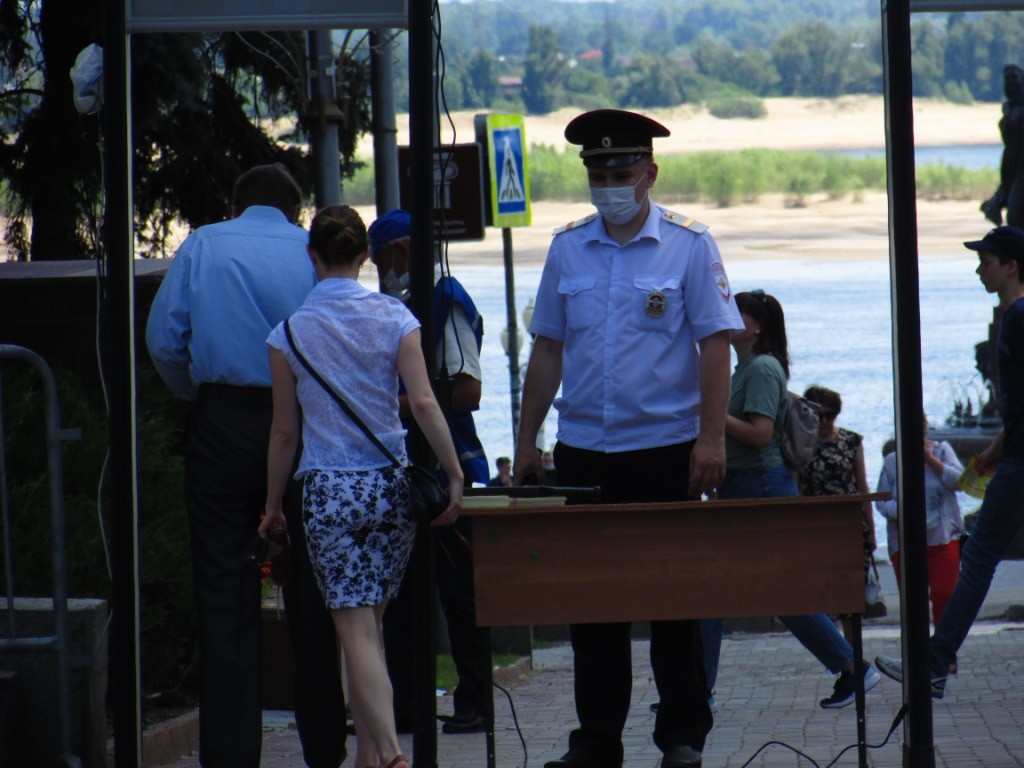 Полицейский у рамки металлоискателя. Волгоград, 12 июня 2021 года. Фото Вячеслава Ященко для "Кавказского узла"