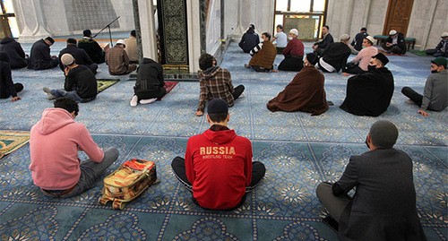 Верующие в мечети. Фото: REUTERS/Алексей Насыров