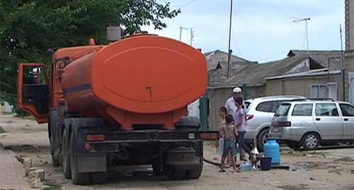 Подвоз питьевой воды в Дагонях. Абстрактная иллюстрация. Скриншот видео "РГВК Дагестан" https://rgvktv.ru/obshchestvo/66728