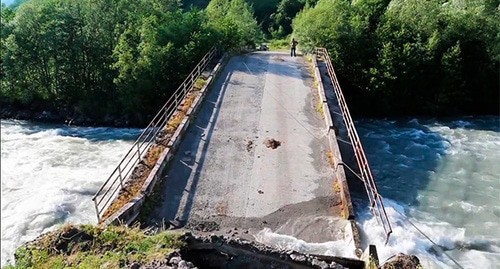 Обрушение моста в Абхазии. Фото: МЧС России