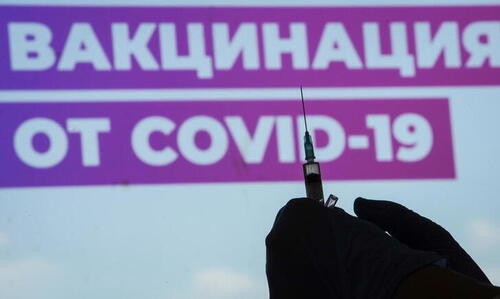 Медицинский работник держит шприц. Фото: REUTERS/Tatyana Makeyeva