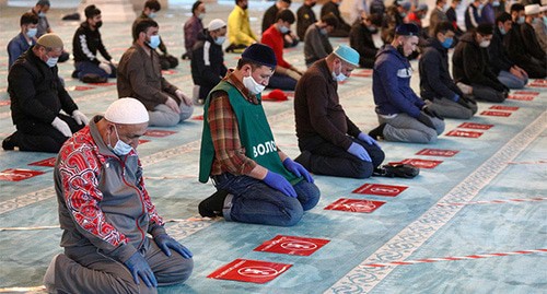 Верующие во время молитвы. Фото: REUTERS/Кирилл Зыков/Московское информационное агентство
