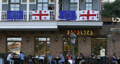 Флаги Грузии и Евросоюза на здании в Тбилиси. фото: REUTERS/David Mdzinarishvili