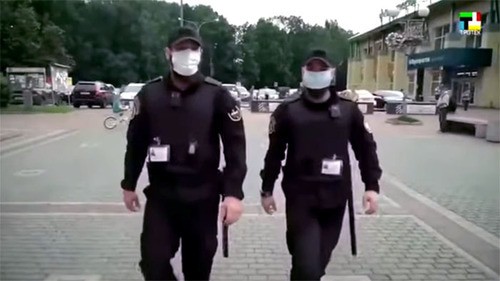 Уроженцы Чечни патрулируют одну из улиц Троицка. Стоп-кадр видео на странице https://web.facebook.com/groups/YasenevoDistrict/posts/3016811878641525