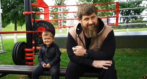Рамзан Кадыров и блогер Хасбик (слева). Скриншот видео 
lezgin axi https://www.youtube.com/watch?v=lil6erfETD8