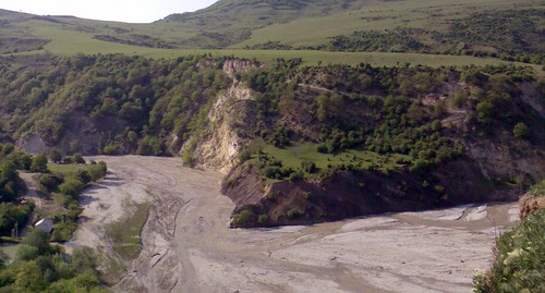 Река Акташ близ села Юрт-Аух. Фото: Дагиров Умар  https://commons.wikimedia.org/wiki/Category:Aktash_River