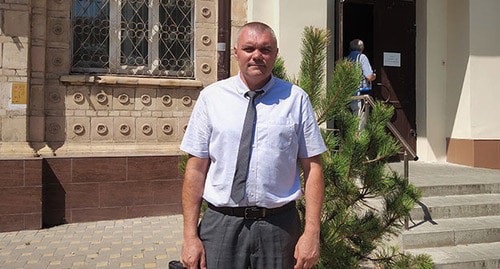 Андрей Охримчук у здания суда перед оглашением приговора, 2 августа 2021 года. Фото Константина Волгина для "Кавказского узла"