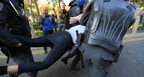 Полицейские задерживают активиста. Фото Азиза Каримова для "Кавказского узла"