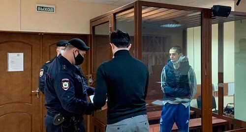 Сайд-Мухаммад Джумаев (справа) в зале суда. Фото: пресс-служба Пресненского суда
