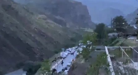 Скопление машин на въезде в село Агвали. Стоп-кадр видео "Кавказского узла" https://t.me/cknot/12249
