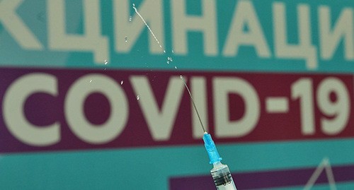 Шприц с вакциной. Фото: REUTERS/Татьяна Макеева