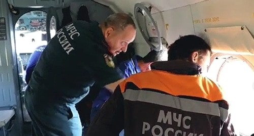 Команда спасателей на вертолете Ми-8. Кадр видео пресс-службы МЧС России https://www.instagram.com/p/CS_I3u8oMaZ/