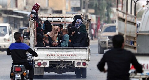 Женщины и дети едут в грузовике. Сирия. Фото: REUTERS/Khalil Ashawi