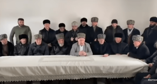 Заявление представителей тейпов. Фото: стоп-кадр видео - https://youtu.be/HfLpXoNdIz4?t=127