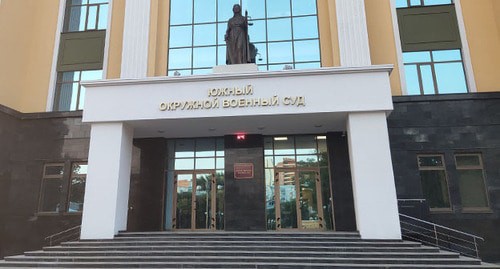 Крыльцо Южного окружного военного суда. Фото Константина Волгина для "Кавказского узла"