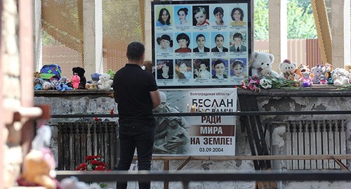 Жители Северной Осетии в годовщину теракта в Беслане приходят к месту трагедии. 1 сентября 2021 года. Фото Тамары Агкацевой для "Кавказского узла"