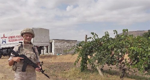 Миротворец охраняет сборщиков винограда. Фото: официальный сайт Минобороны России https://mil.ru