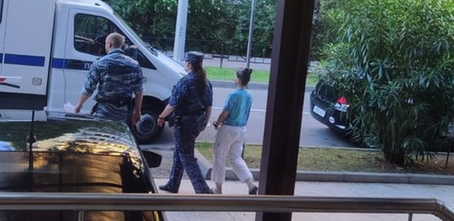 Галина Бурова выхрдит из здания СКР после допроса в наручниках Фото Антона Бурова для "Кавказского узла"