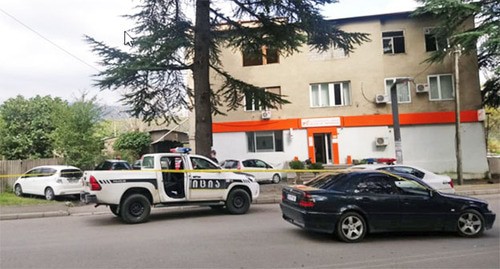 На месте операции по освобождению заложников в банке Кварели. Фото Беслана Кмузова для "Кавказского узла"