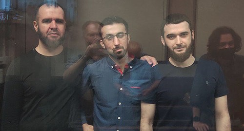 Абубакар Ризванов, Кемал Тамбиев, Абдулмумин Гаджиев  (слева направо) в зале суда. Фото Константина Волгина для "Кавказского узла"