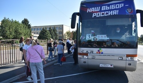 Автобус с номерами ДНР около избирательного участка в Матвеевом Кургане. 18 сентября 2021 года. Фото Константина Волгина для "Кавказского узла"