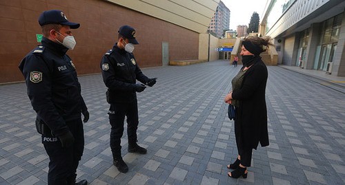Сотрудники полиции проверяют документы. Фото: REUTERS/Aziz Karimov