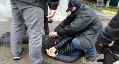 Задержание жителя Кабардино-Балкарии, который готовил теракт против правоохранителей в Черкесске. Кадр видео https://www.ntv.ru/novosti/2613542/