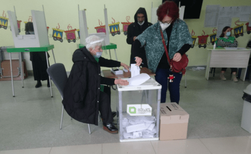 Голосование на избирательном участке №84 в Тбилиси. 2 октября 2021 года. Фото Беслана Кмузова для "Кавказского узла"
