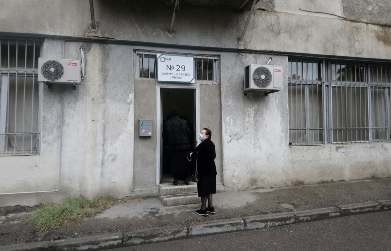 Вход в избирательный участок №29 в Тбилиси. 2 октября 2021 года. Фото Беслана Кмузова для "Кавказского узла"