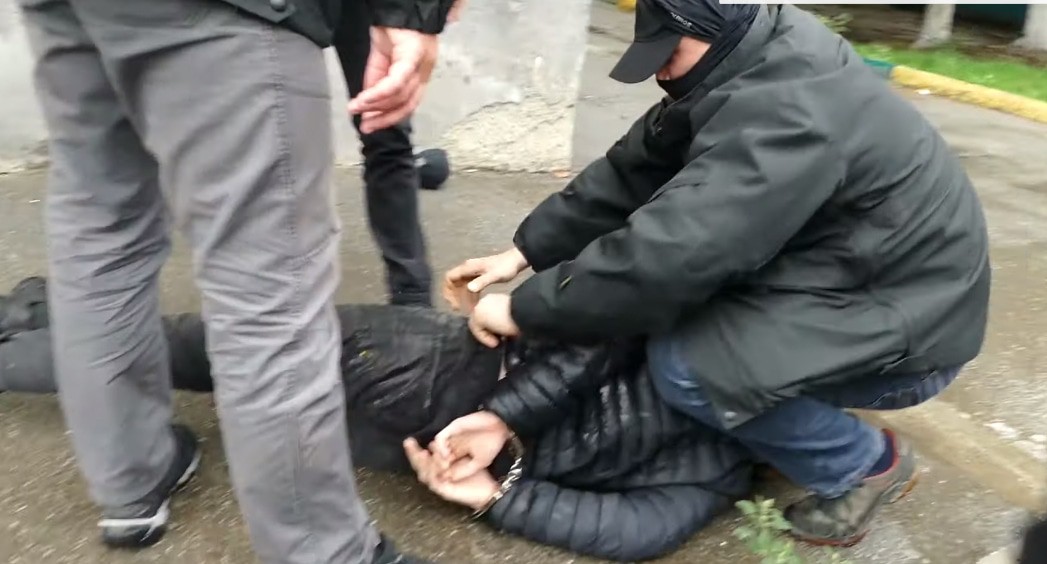 Задержание предполагаемого боевика в Черкесске. Кадр видео https://www.youtube.com/watch?v=IsLGr8anVKw 