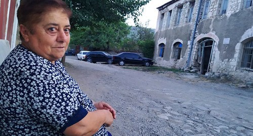 Беженка из Гадрута на улицах Степанакерта. Фото Алвард Григорян для "Кавказского узла"