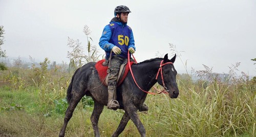 Участник конного пробега "Черкесское дерби" в Кабардино-Балкарии . Фото: Людмилы Маратовой для "Кавказского узла"