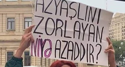 Активистка и феминистка Гульнара Мехдиева держит постер с надписью «Почему человек, изнасиловавший несовершеннолетнюю, всё ещё на свободе?» Фото: Парвана Гурбанлы https://oc-media.org/ru/posle-goda-bezdeystviya-vlasti-azerbaydzhana-arestovali-podozrevaemogo-v-iznasilovanii-aktivistki/