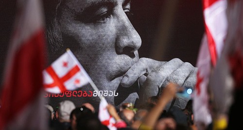 Сторонники Михаила Саакашвили на фоне его портрета. Тбилиси, октябрь 2021 г. Фото: REUTERS/Irakli Gedenidze