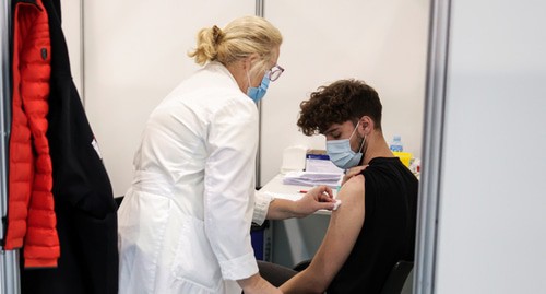 Медицинский работник делает прививку. Фото: REUTERS/Marko Djurica