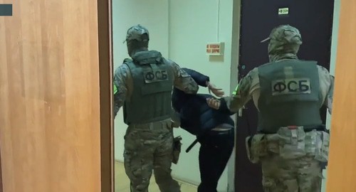 Задержание подозреваемого в подготовке теракта. Фото https://tvzvezda.ru/news/20211022951-EVUZ2.html