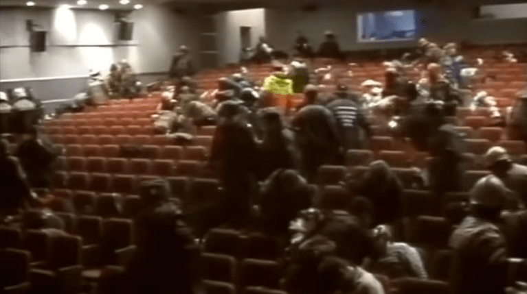 В концертном зале после теракта. Скриншот с видео https://www.youtube.com/watch?v=-_cX8bC0MiA