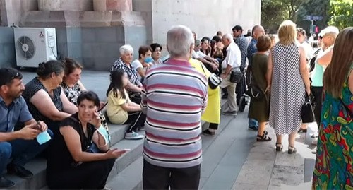 Акция протеста вынужденных переселенцев из Нагорного Карабаха возле здания правительства. Ереван, сентябрь 2021 г. Скриншот видео "NEWS AM"
https://www.youtube.com/watch?v=whtkzMr-6LM