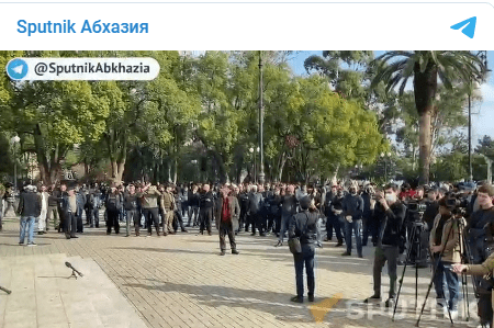 Акция протеста в Сухуме. 4 ноября 2021 года. Стоп-кадр видео t.me/SputnikAbkhazia
/6117