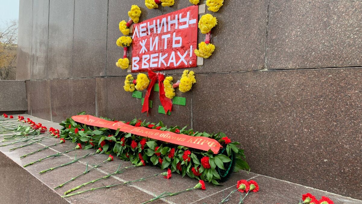 Цветы у памятника Ленину в Волгограде, 7 ноября 2021 года. Фото предоставлено "Кавказскому узлу" пресс-службой обкома КПРФ.