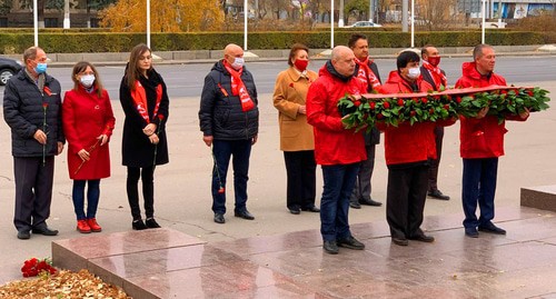 Коммунисты возлагают цветы к памятнику Ленину в Волгограде 7 ноября 2021 года. Фото предоставлено "Кавказскому узлу" обкомом КПРФ.