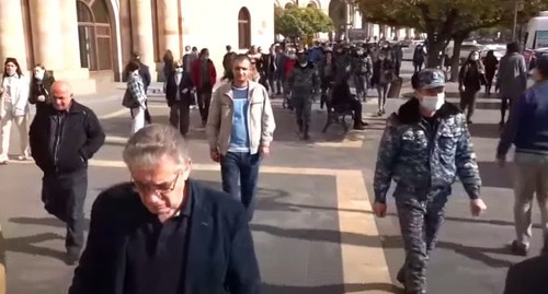 Участники акции протеста в  Ереване 08.11.2021. Кадр видео NEWS AM https://www.youtube.com/watch?v=KxhkVXaewYY
