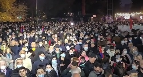 На митинге в Ереване  08.11.2021. Кадр видео https://csn-tv.ru/