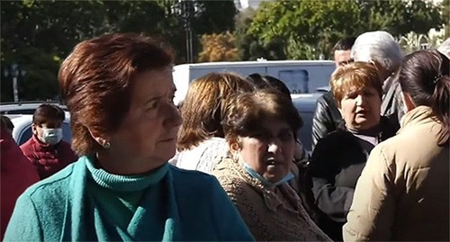 Акция протеста карабахских переселенцев возле здания правительства Армении. Ереван, октябрь 2021 г. Скриншот видео "NEWSam Channel2" 
https://www.youtube.com/watch?v=gzuMutaGzNY