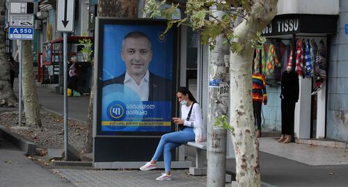 Агитплакат на автобусной остановке в Тбилиси. Фото. И.Кукуджановой для "Кавказского узла".