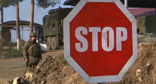 Предупреждающий знак в зоне конфликта в Нагорном Карабахе. Фото: официальный сайт Минобороны России https://mil.ru/