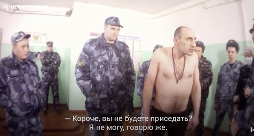 Заключенный Важа Бочоришвили и сотрудники колонии. Кадр видео организации "Общественный вердикт"* https://vimeo.com/515356661